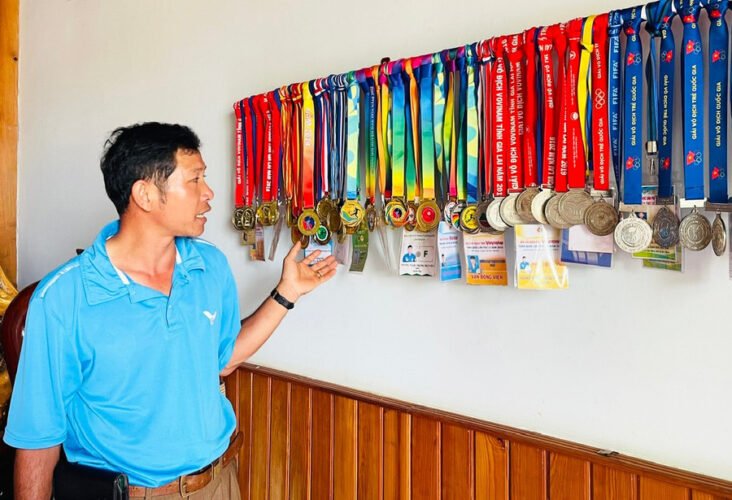 anh hai tu hao gioi thieu ve cac bo huy chuong cua 3 nguoi con