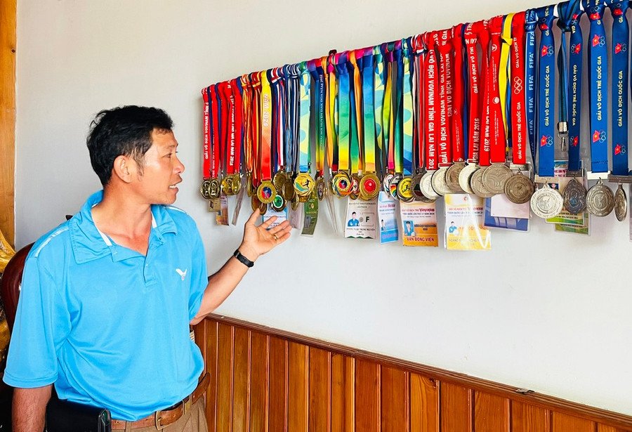 anh hai tu hao gioi thieu ve cac bo huy chuong cua 3 nguoi con