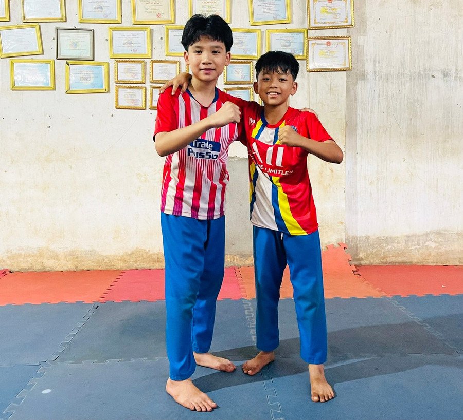 minh rin ben phai va phuc khang ben trai tren san tap