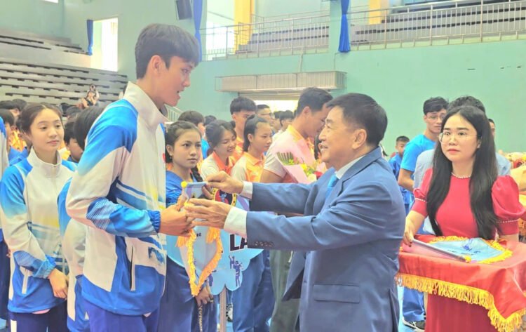 ban to chuc trao co luu niem cho cac doi tham gia anh rh 2