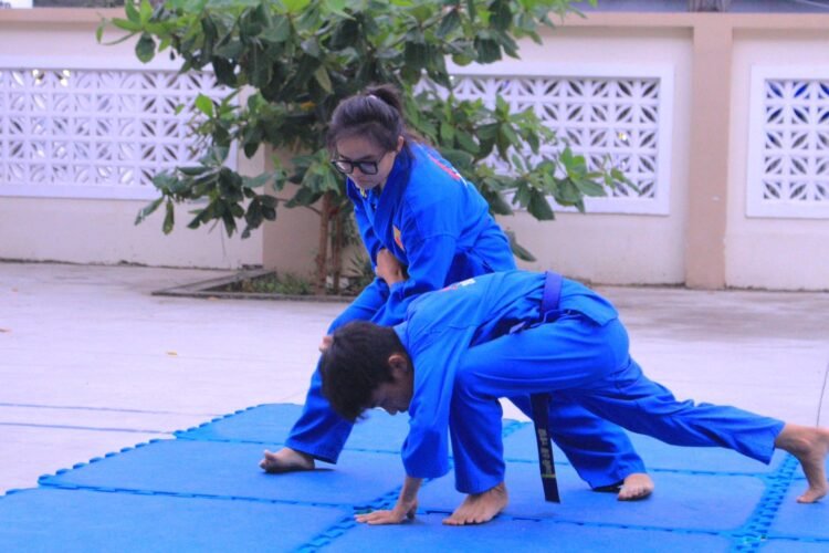 Lâm Đồng phát triển phong trào Vovinam trong trường học 1.cac em dang tap luyen vovinam